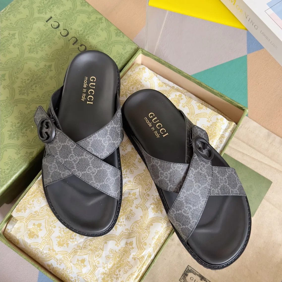 [G Home] Men's Men's Shoes💰: 300💰Size: 38-45 🆕2024Gucci Gucci Summer New Style Double G Presbyopia Flip-flops Cross Sandals Thick Sole Slippers Beach Shoes Original Purchase and Development Production G family's 2024 new summer dark horse items, fashion bloggers at home and abroad have put on the show, and it has become popular on social platforms at home and abroad. Fashionistas must pay for it, and they spend a lot of money to create ingenious craftsmanship and accurately restore every detail. Exquisite packaging at the delivery counter🛍📦 ▪️ Fabric: Original imported double G presbyopic leather ▪️ Lining: Original imported leather ▪️ Sole: Original open molded T men's shoes 💰U outsole ▪️ Bottom thickness: 3CM